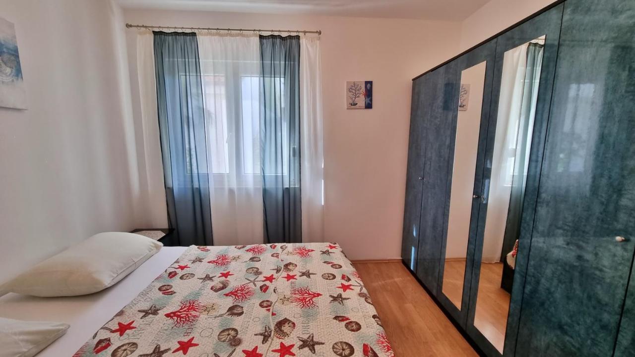 Apartments Slado Omis Exterior photo